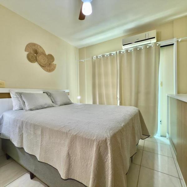 Solar de Bombas - Apto 1 quarto - Com toalhas e roupa de cama - Sacada com churrasqueira - climatizado - 5 minutos da a pé da praia de Bombas, 10 min a pé da passarela do Ribeiro ideal para casais ou viajantes solo