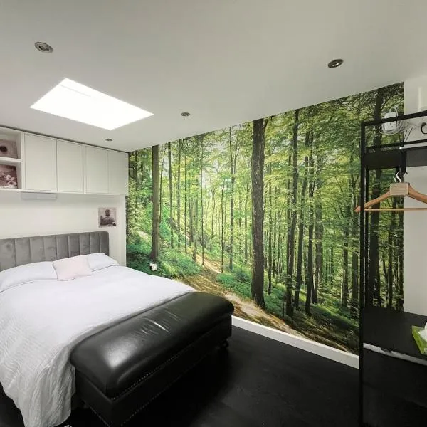 Wimbledon area - Beautiful Garden Casita, hotel di Raynes Park