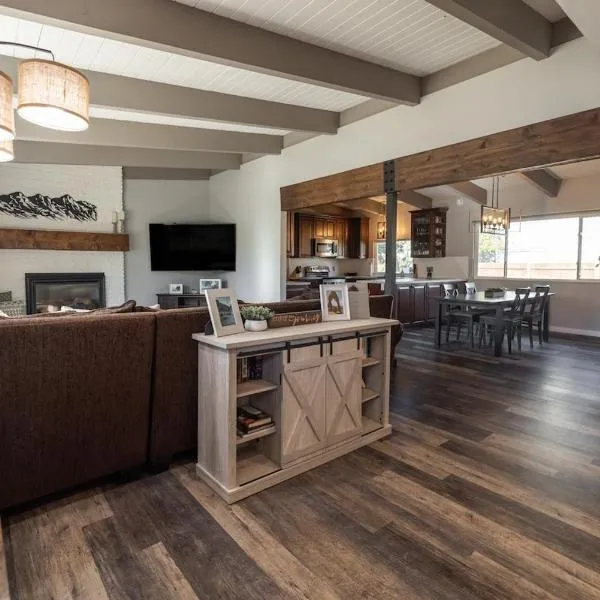 Beautiful Tahoe Keys Home, Family and Pet Friendly, hotelli kohteessa South Lake Tahoe