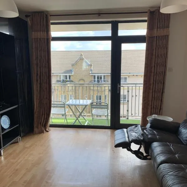 Spacious Modern 3-Bedroom Apartment with Balcony & Free Parking near City Centre, hotell i Edinburgh