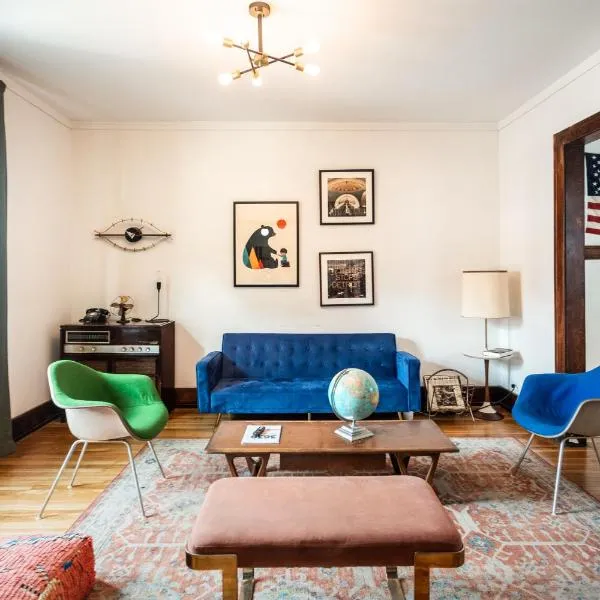 Luxe Mid-Century Styled Historic Townhouse #1, hotelli kohteessa Detroit