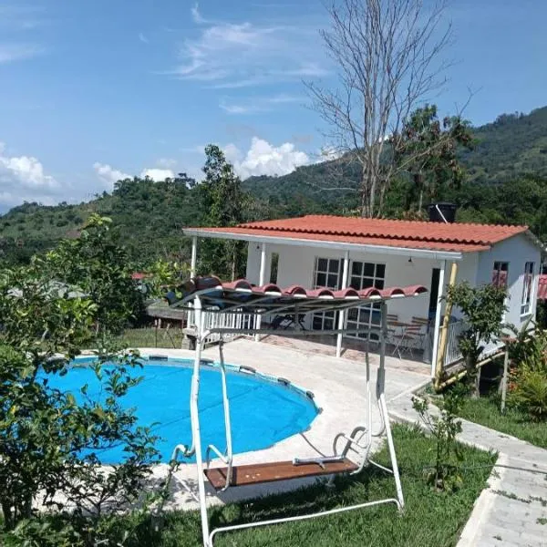 Casa campestre con piscina privada cerca de Villeta、Guadualのホテル