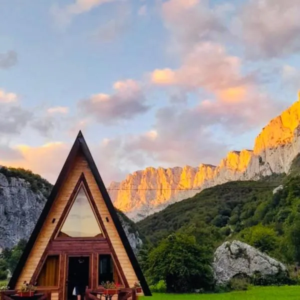 Etno Cottages Komarnica Authentic Peaceful Mountain Getaway, hotell i Šavnik