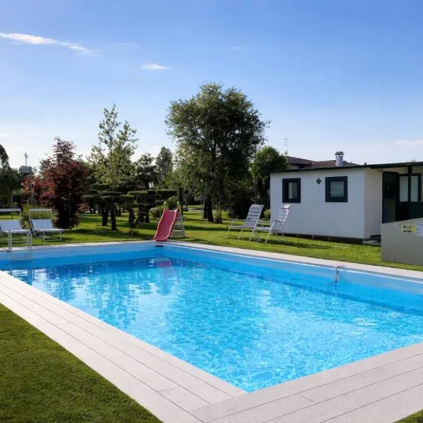 House with pool and park - Convenient for Venice and the sea!، فندق في Camponogara