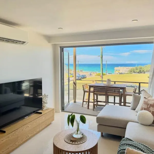 Merewether By The Beaches Newcastle, Free Parking, Ocean View, hotelli kohteessa Newcastle