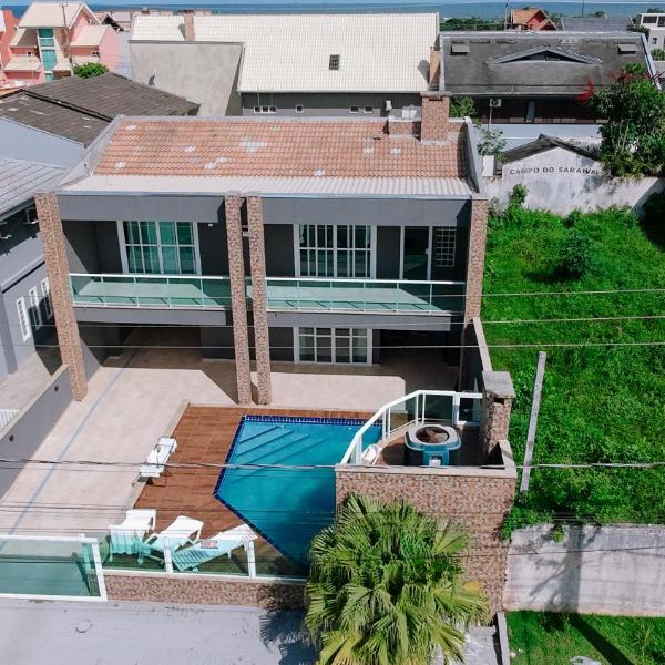 Casa alto padrão com piscina aquecida a 200 metros da praia em balneário atami