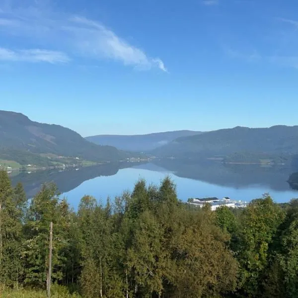 Valsøybotn에 위치한 호텔 Stille og fredelig med panoramautsikt