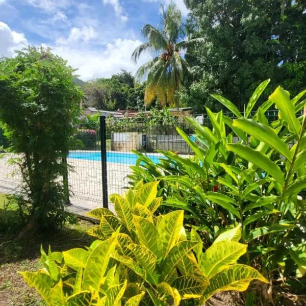 Duplex cosy avec piscine à 2mn de la plage - Kaz Ti Plaj, hotelli kohteessa Les Trois-Îlets