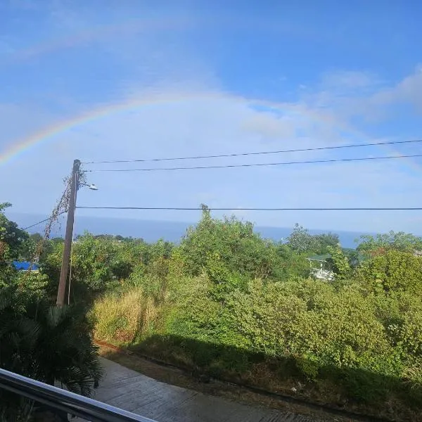 Serenity Seaview Suite: Anse La Raye şehrinde bir otel