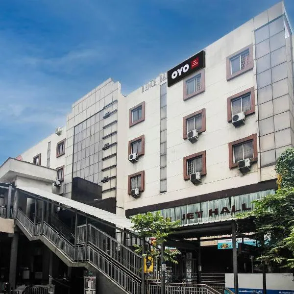 Hotel O Grand Sandarshini Inn Near MGBS Bus station، فندق في حيدر أباد