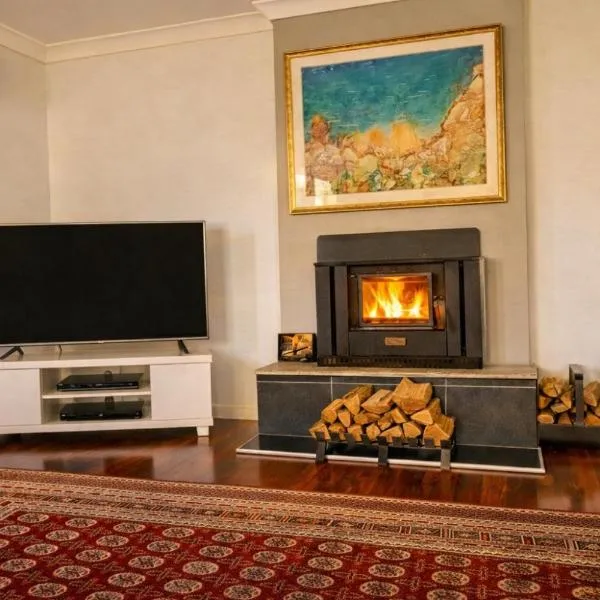 Blue Mountains charm with Spa!, hotel u gradu Wentworth Falls