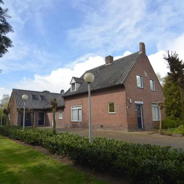 Lovely holiday home with lots of privacy, hotel v destinaci Valkenswaard