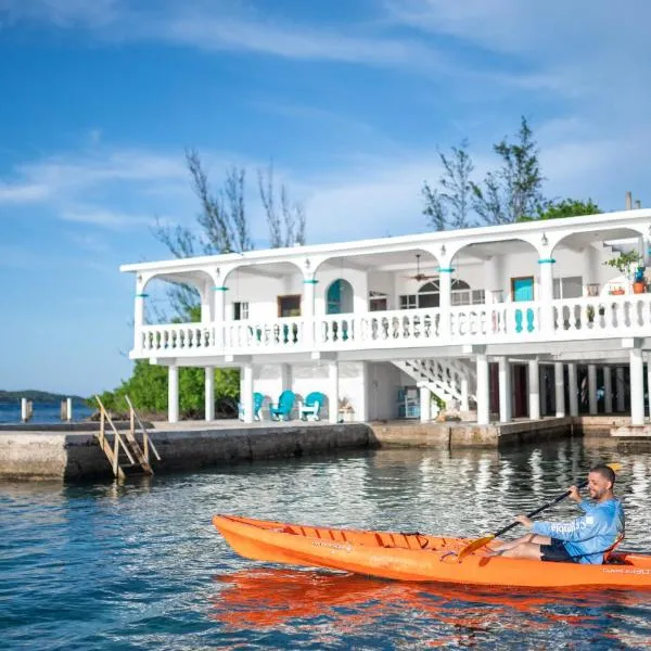 Pond Cay - Family Vacation Rental, готель у місті Guanaja