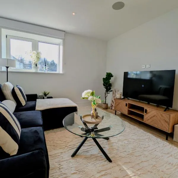 Luxury Wimbledon 2B2B - Cinema, Gym, Games Room, хотел в Ню Молдън