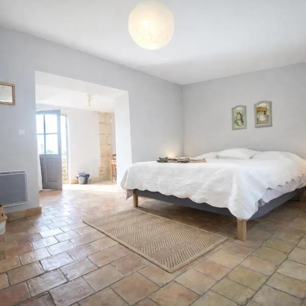 Studio Est - 30 m2 Domaine viticole Château Barbebelle - Jardin & Boulodrome partagés，罗尼的飯店