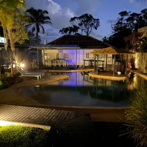 Waterfront Oasis Lakefront Villa with Pool and Sauna, hotel em Lake Munmorah