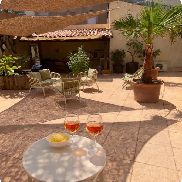 Maison de Charme avec Patio et Garage Privé Sète Centre, hotel en Sète
