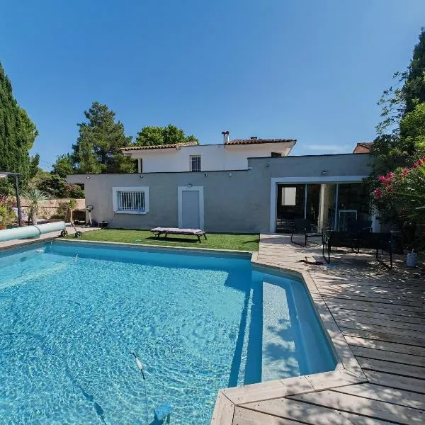 Studio au calme avec piscine, hotel in Clarensac