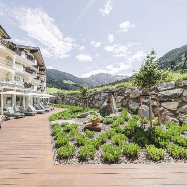 Traumhotel Alpina - 4 Sterne Superior Luxushotel, hoteleigenen Badesee, Adults Only, hotel em Gerlos