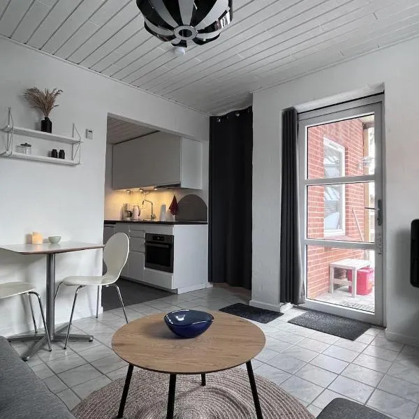 Cozy apartment with private terrace close to downtown, hotel u gradu 'Thisted'