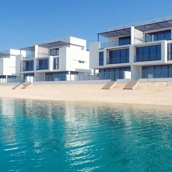 Beachfront Villa with Heated Private Pool & Sea View Jacuzzi, hotel din Al Ḩamrīyah