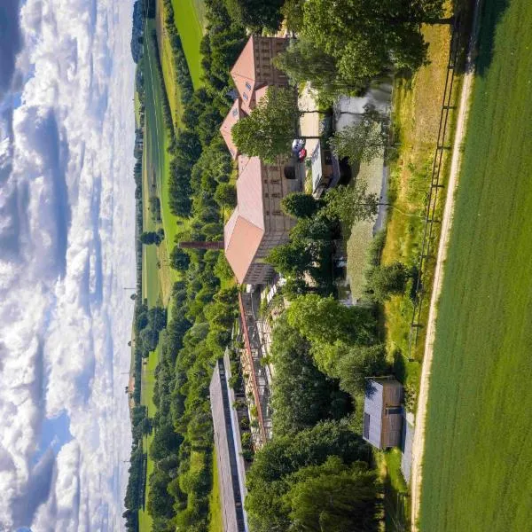 HexenburgbeiDresden Apartment mit Sonnenterrasse, Alkovenbett, Wohn- und Essbereich, Fußbodenheizung und Klimaanlage, Decke – hotel w mieście Großharthau