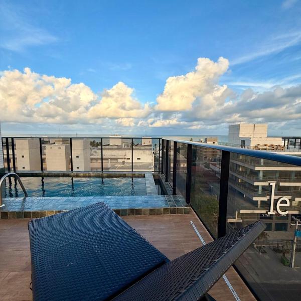 Flat moderno com varanda e piscina na cobertura