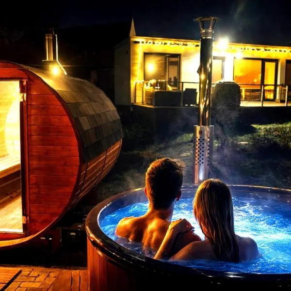 Ranch 66 - Wellness Tiny House Black Swallow ve stylu Route 66 se saunou, koupacím sudem a bazénem, ξενοδοχείο σε Tršice