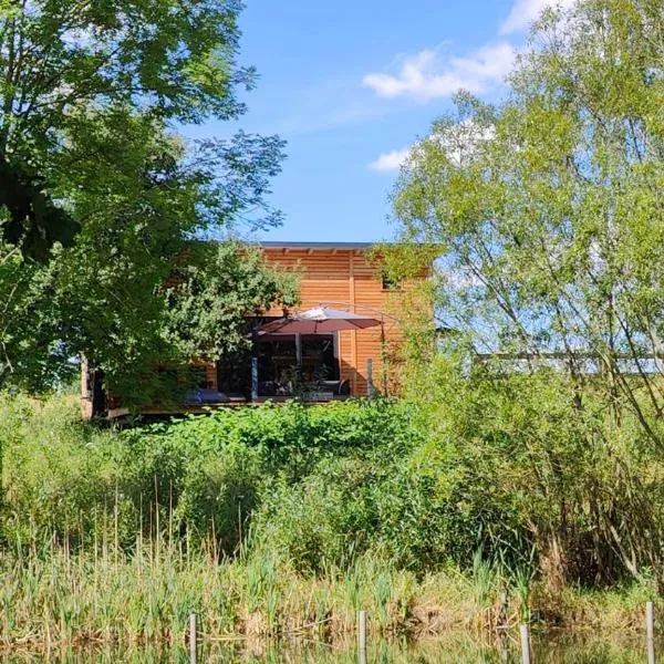 TinyHousebeiDresden mit Faßsauna unser größtes winziges Häuschen für bis zu 7 Personen, Kaminofen, große Terrasse - Nähe Sächsische Schweiz - Von Juni - September Mindestmietzeit 1 Woche Sa-Sa, hotelli kohteessa Großharthau