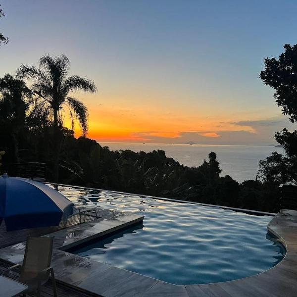 Casa exclusiva em condomínio com piscina e vista para o mar