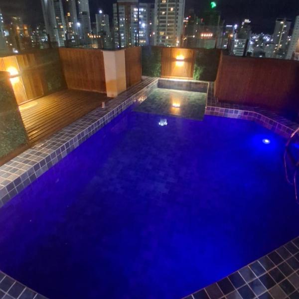 Espaçosa Cobertura quadra mar com piscina e vista do mar