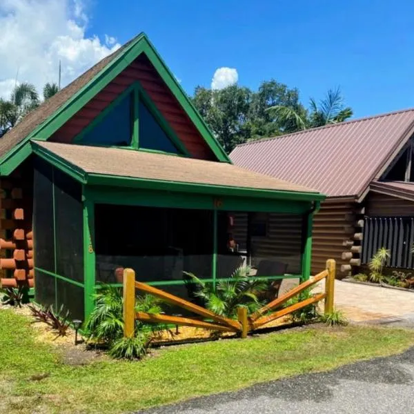 Gingerbread Cozy Log Cabin with Beautiful Sunsets, khách sạn ở Okeechobee