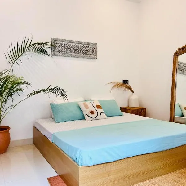 Prithvi Hotel - Aesthetic Room in upper tapovan with TV, AC and free airport pickup for 7 or more nights bookings, hotell i Rishīkesh