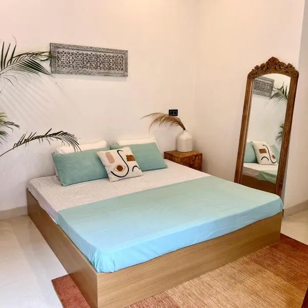 Prithvi Hotel - Aesthetic Room in upper tapovan with TV, AC and free airport pickup for 7 or more nights bookings, hotel di Rishīkesh