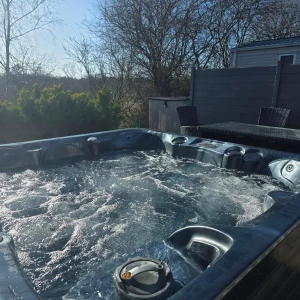 Dixons Den Hot Tub, hotel in Swarland