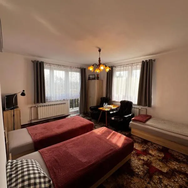 Pokoje Gościnne Pod Lasem"، فندق في Balice