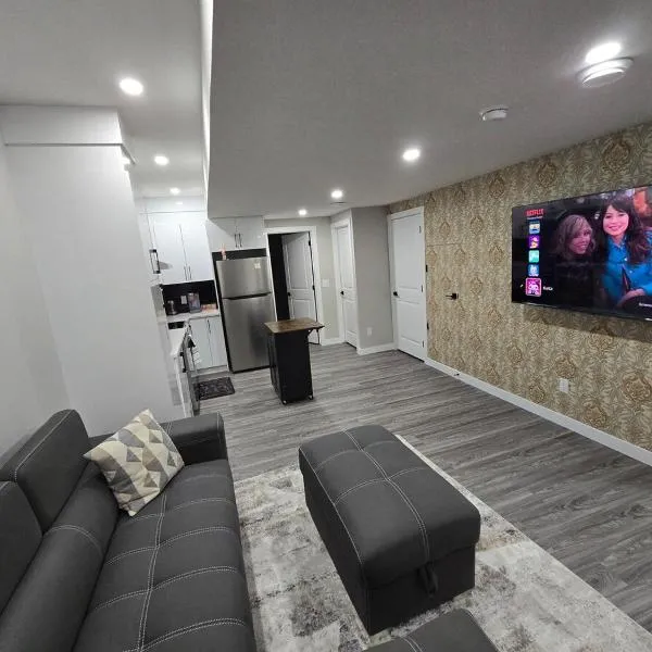 Cozy 2 Bedroom basement Suite, מלון בקלגרי