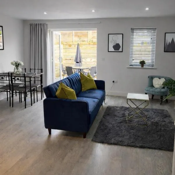 Grove Mews, Cheltenham, Centre - Garden & Parking، فندق في تشلتنهام