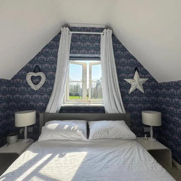 School House Annexe - private spacious apartment, hotel a Tong