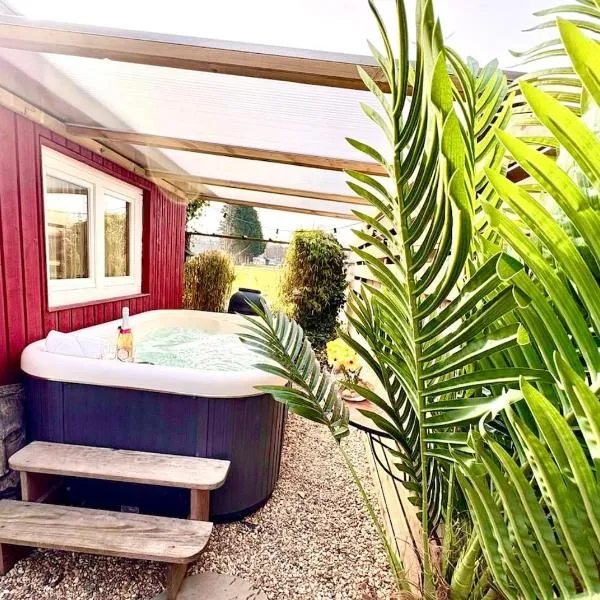 New Charming Scandinavian eco house with garden and jacuzzi, hotel di Vijfhuizen