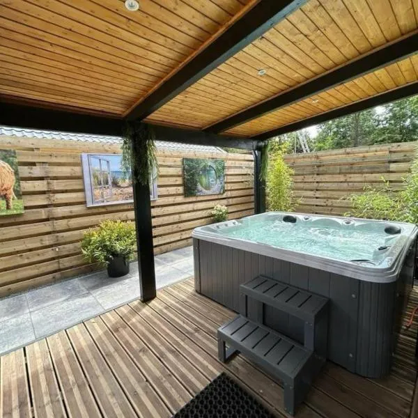New cozy chalet with jacuzzi and home cinema near Amsterdam, hotel i Vijfhuizen