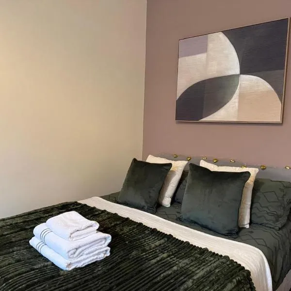 Stylish Edinburgh Stay with Fast Wi-Fi & Parking, hotel i Edinburgh