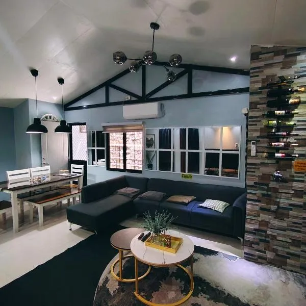 Lax Uno 2 bedroom home with Parking, Wi-Fi, NetFlix and Airconditioned Rooms and Shower Heater, hotel v destinácii Antipolo