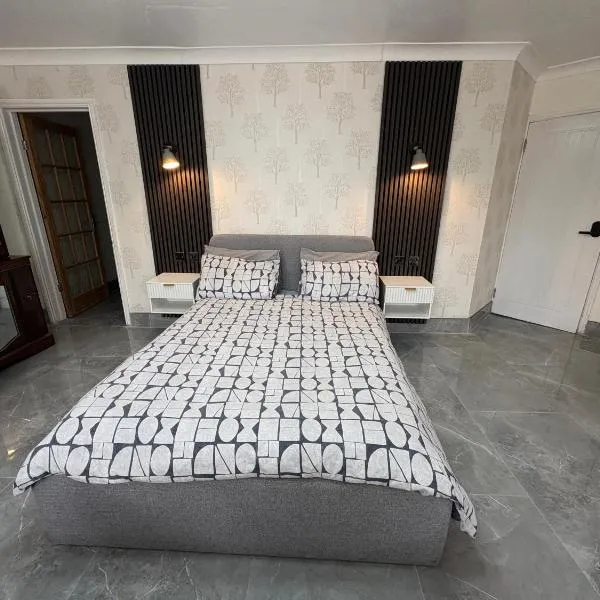 Luton Retreat - Spacious Ground Floor Family Apartment with Free Parking near Luton Airport, hotel u gradu Luton