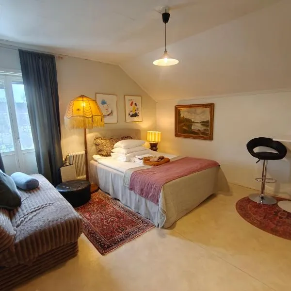 Ljus vindslägenhet- Nära Centralstationen, Hotel in Umeå