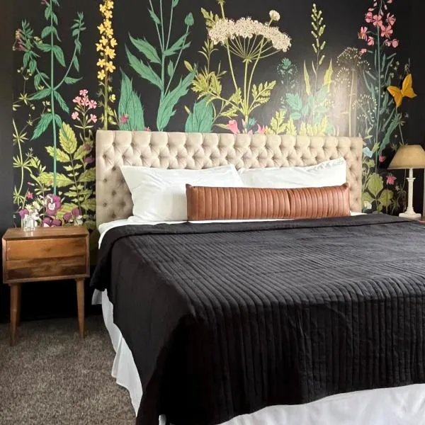 Couples Condo Retreat Overlooking Golf Course, hotel din Branson West