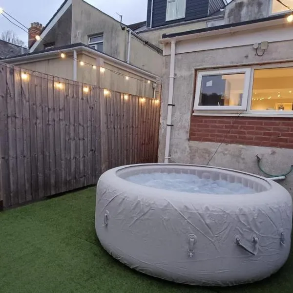 Triplex Hot Tub House with Private Garden: Cardiff şehrinde bir otel