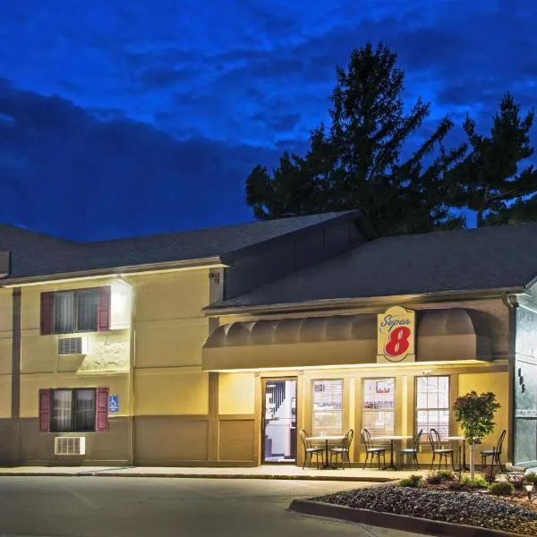Super 8 by Wyndham Pella، فندق في Pella