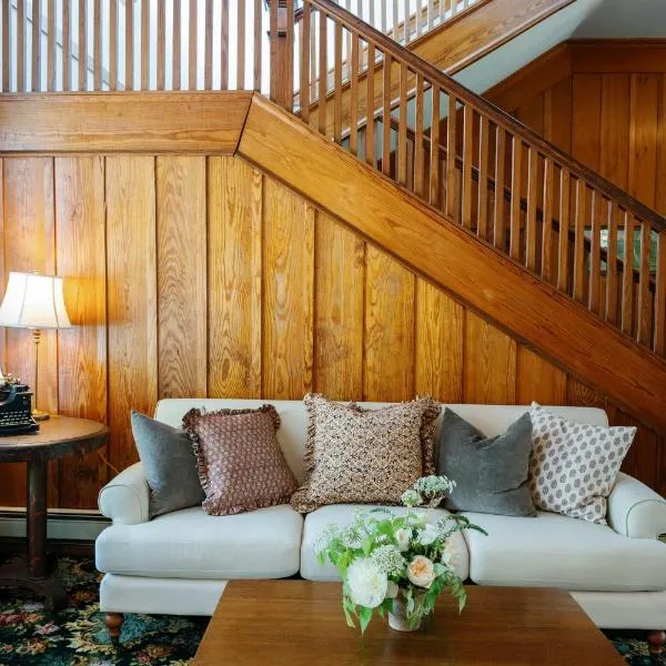 Terrace Inn and 1911 Restaurant، فندق في بتوسكي