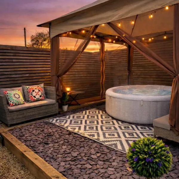 Cozy 2BR Getaway - Private Hot Tub & Bath Retreat，巴斯的飯店